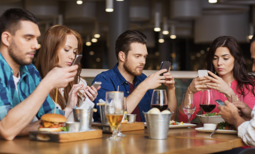 FOMO: Epuizanta cursă a omului speriat să nu rateze ocaziile vieții tale