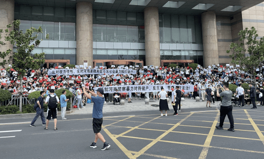 Proteste rare în China și un scandal financiar care dă bătăi de cap regimului de la Beijing