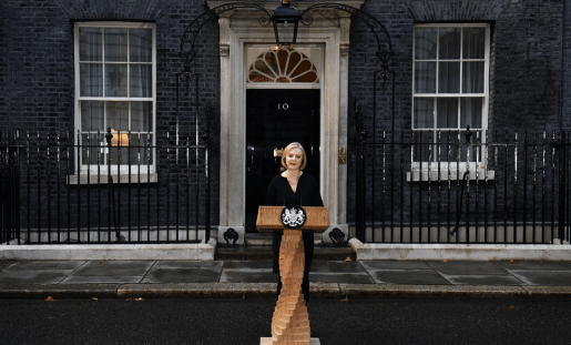 Liz Truss deschide umbrela economică peste Marea Britanie, dar țara are o furtună la orizont